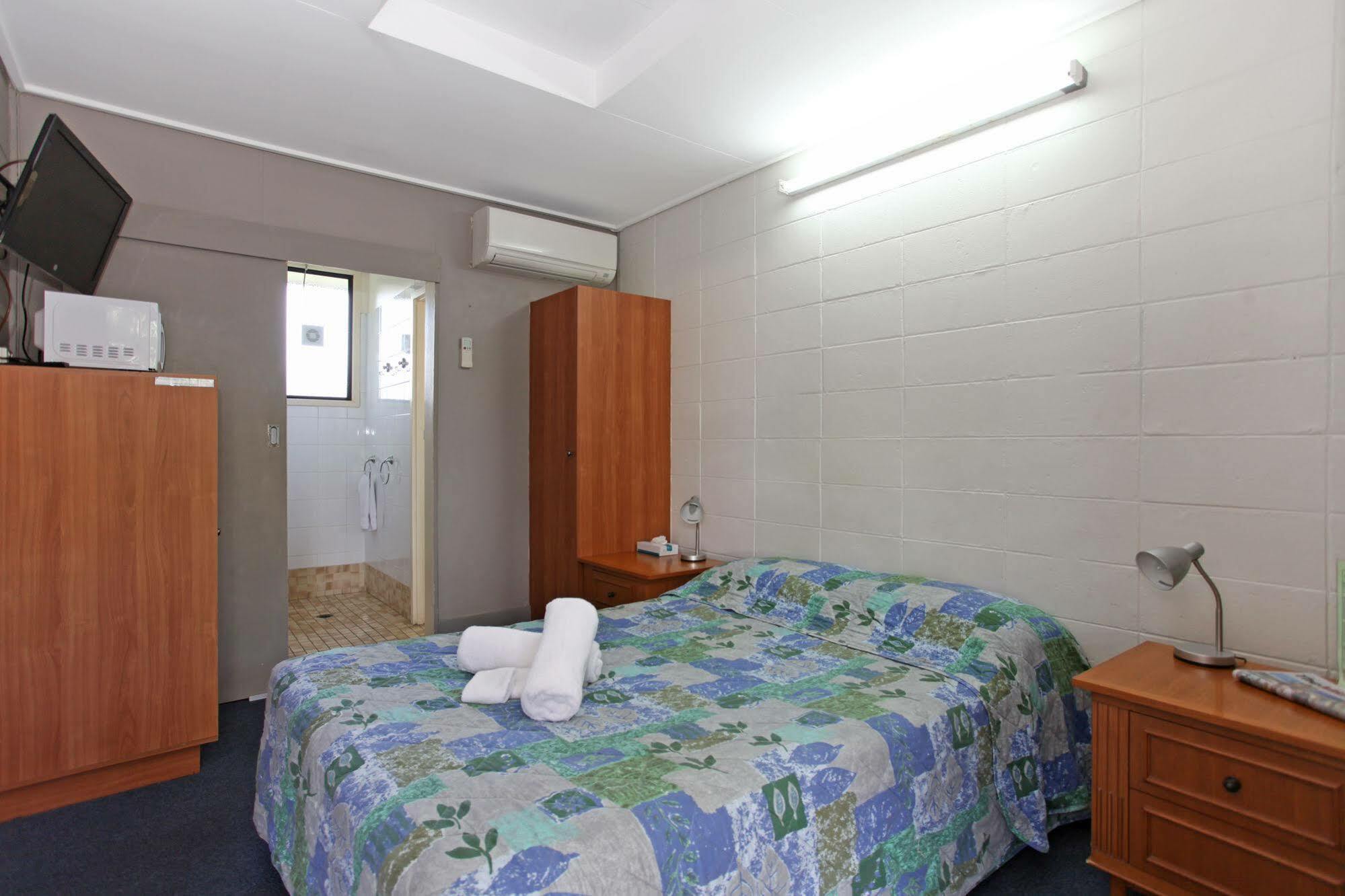 Tandara Hotel Motel Sarina Экстерьер фото