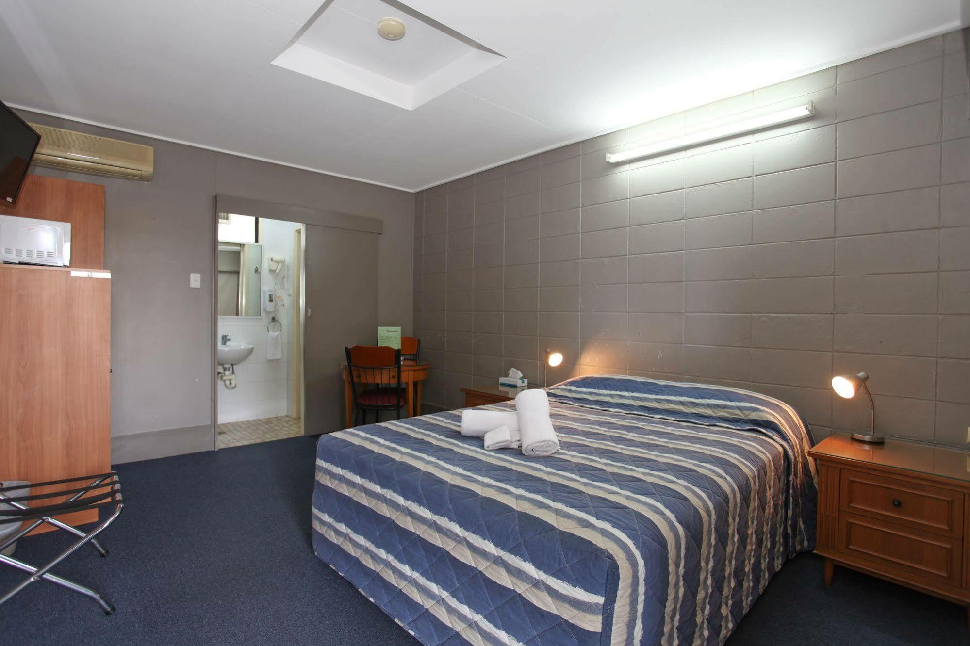 Tandara Hotel Motel Sarina Экстерьер фото